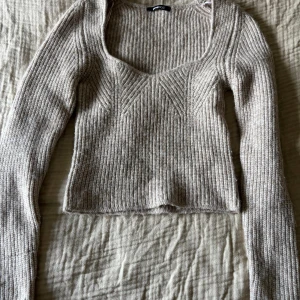 Tröja  - Säljer en beige stickad tröja från Gina Tricot i stl S. Fin och bra i skick. Tröjan är lite tjockare så passar bra till när det är lite kallare 