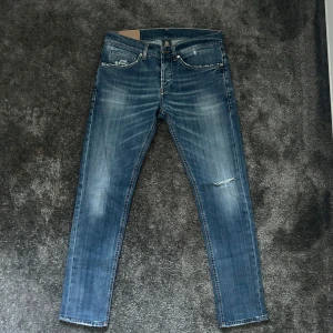 Dondup Jeans - Snygga blå jeans från Dondup med slitna detaljer och tvättad look. Modellen är George. Skicket är som nytt och kontakta om du har några funderingar