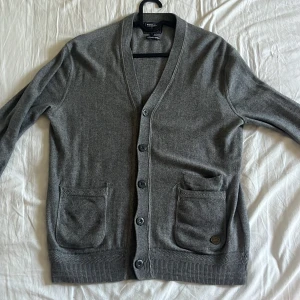 Grå kofta Woolrich i kashmirmix - Snygg grå kofta från Woolrich i kashmir och bomull. Perfekt att slänga över en t-shirt för en chill och stilren look. Pris kan förhandlas, skriv gärna vid funderingar!