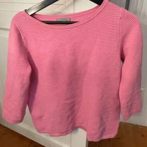 Trekvartsärmad stickad tröja - Säljer en jättesöt trekvartsärmad stickad rosa tröja från COS. Knappt använd, skriv för fler bilder.