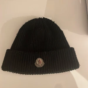  Moncler mössa - Äkta moncler mössa skön och bra på vintern den går också och scanna / går ner i pris vid snabba affärer 