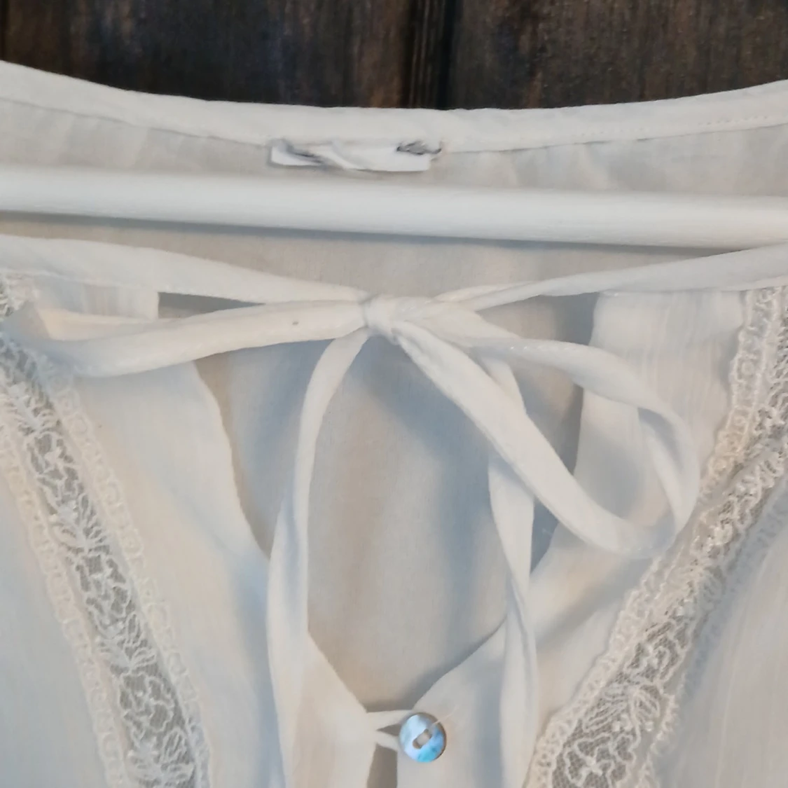 Vit blus med spets och knyt - 1