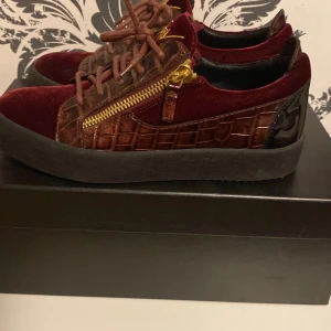 Giuseppe Zanotti  - Giuseppe Zanotti skor i fint skick säljer de för de aldrig kommer till andvänding de är i riktigt bra skick Kan gå ner i pris vid snabbaffär box, och påse igår