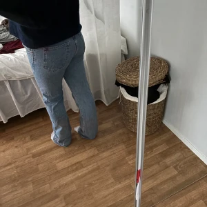 Ljusblå  jeans straight fit - Säljer ett par klassiska ljusblå Levis 501 jeans med rak passform och normal midja. Jeansen har fem fickor, knappgylf och är tillverkade i slitstarkt bomullsjeans. Perfekta för dig som gillar en tidlös och avslappnad look. Dom går såklart att stänga dom är försmå för mig