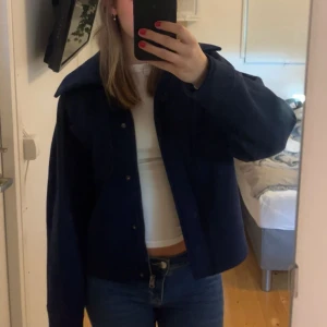 Mörkblå kappa - Säljer en mörkblå kappa från märket Zink men köpt i Ullared i stl XS, ganska använd, därav priset!
