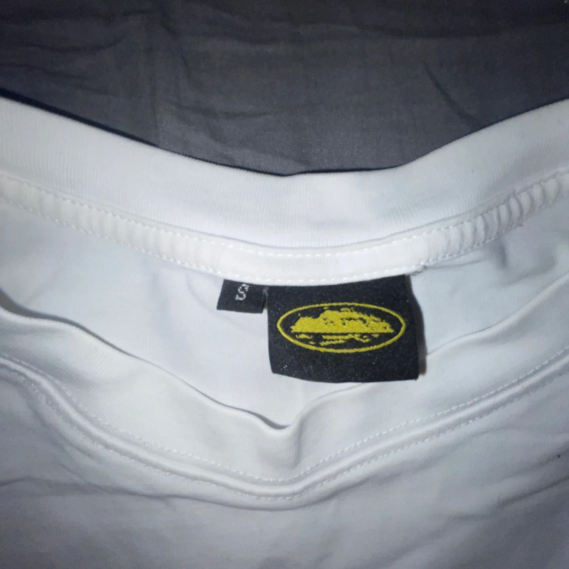 Vit t-shirt med guldkedje-tryck - 2