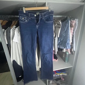 Blå jeans med kontrastsömmar Gina Tricot - Mörkblå jeans från Gina Tricot i storlek 164. As snygga nu till hösten. säljer pga de ej kommer till användning. hör av er vid frågor.