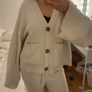 Stickad kofta - Kommer tyvärr inte till användning längre! Skick som på bilder, ett litet hål längst ner vid knappen, men inget som man tänker mycket på vid användning! Lite pyttesmå fläckar på armarna (kolla bilder) men kanske går bort med fläckborttagning!!❣️❣️pris kan diskuteras vid snabb affär