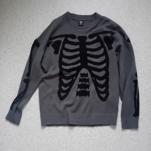 skelett stickad TRÖJA - skelett stickad TRÖJA. använd men i fint skick. möts upp i linköping eller mjölby- postar även ofc ☆ DMa för fler frågor