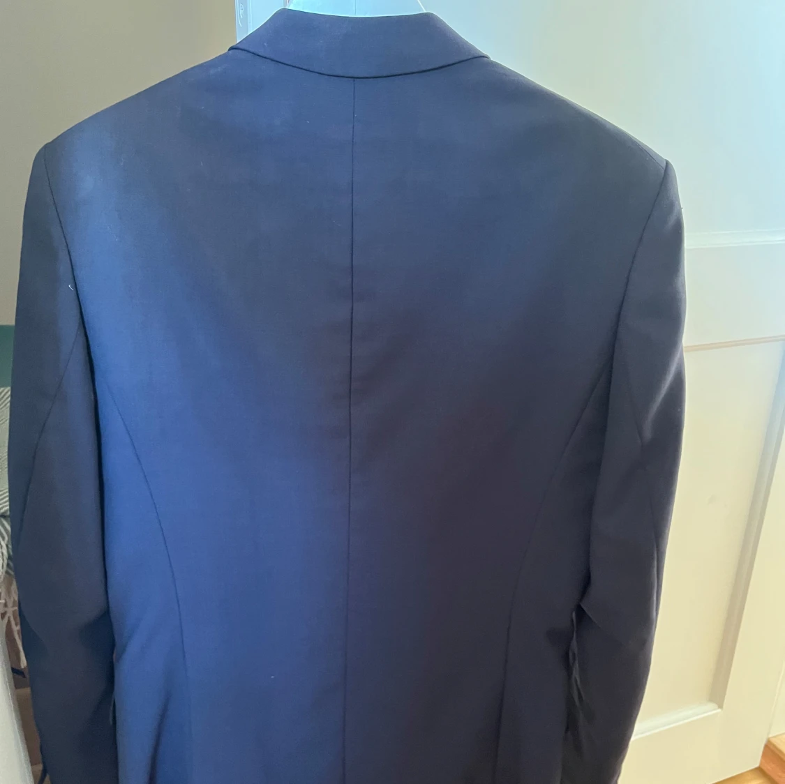 Mörkblå kavaj med klassisk passform - 1