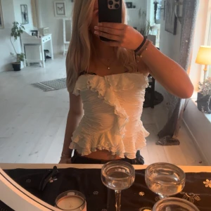 Vit volangig tubtopp - Supersöt vit tubtopp med volanger från Bikbok, nästan helt ny och ser ut som oanvänd. Strlk S