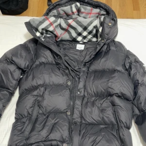 Burberry jacka & väst - Aldrig använd, helt ny. Inga byten.