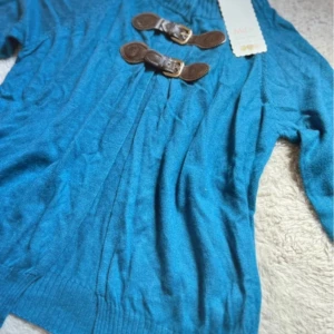 Turkos kofta Md'M med spännen - Supersnygg kofta i Storlek: 40, men passar perfekt både 38/40 Helt Ny med lappar kvar  tillverkad i spanien
