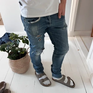 Dondup jeans - Dondup jeans i storlek W33. Modellen är 180,75 kg. Inga defekter, design med dom stora hållen. Mått A: 41 cm B 103 cm. 🫶 