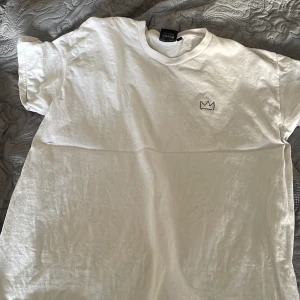 Vit Hov1 tour t-shirt från 2023 - Vit t-shirt från Hov1 i storlek L. Från 2023, nån liten liten fläck som knappt syns men annars bra skick. Kan gå ner i pris 