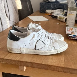 Philippe Model skor - Inte använda så mycket och i fint skick. Pris går att diskutera och orginalkartong kan fås med om det önskas vid köp.  Storlek 41