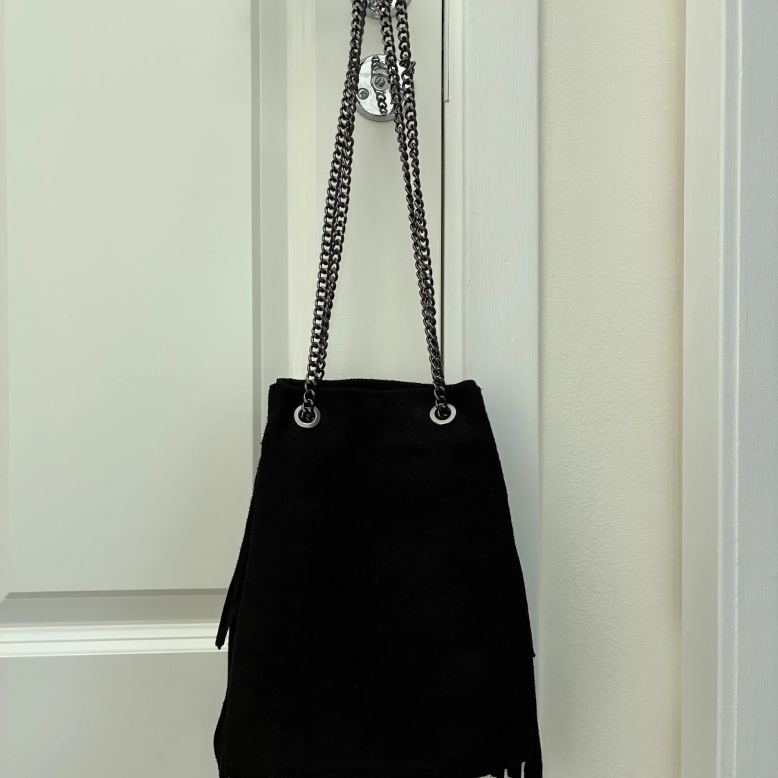 Svart mocka axelväska med fransar - 1