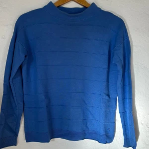 Blå stickad tröja från Tom Tailor - Blå stickad tröja från Tom Tailor i storlek S, men skulle säga att den sitter som en xs. Tröjan har diskreta horisontella ränder, ribbade muddar och en högre rundad hals. Säljer då den inte kommer till användning