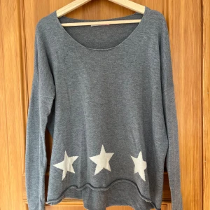 Grå stickad tröja med stjärnor - Mysig grå stickad tröja med vita stjärnor 🌟 köpt second hand men den är i superbra skick 🌼