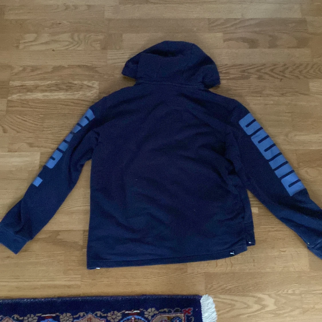 Mörkblå hoodie från Puma med tryck - 1
