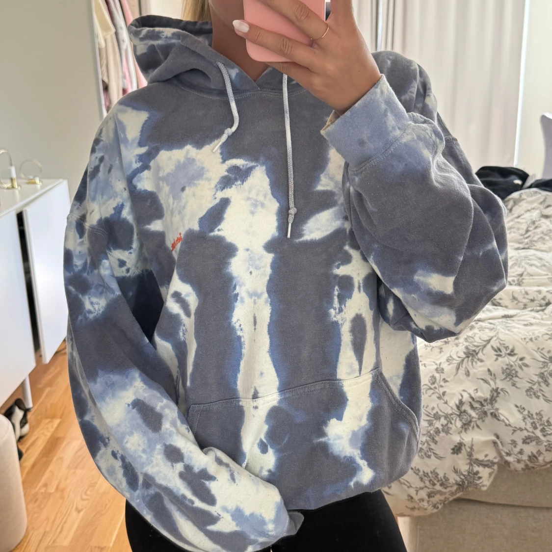 Blå tie-dye hoodie från Ideas Friends