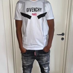 Givenchy t shirt strl M - Helt ny. Fin replika med grym kvalitet.Modellen är 175cm väger 67kg, Bär M i bilden. Pris: 649kr. Först till kvarn. Skickas direkt inom 24 h