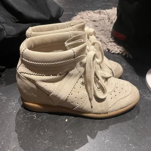 Isabel marant - Söljer dessa isabel marant skor! Sula lossnar när man tar upp den. Skopåsar från marant tillkommer 