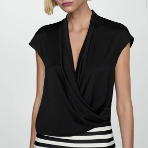 Mango omlottopp - SÖKER någon av dessa toppar från mango, svart eller beige, stl xs eller s🩷