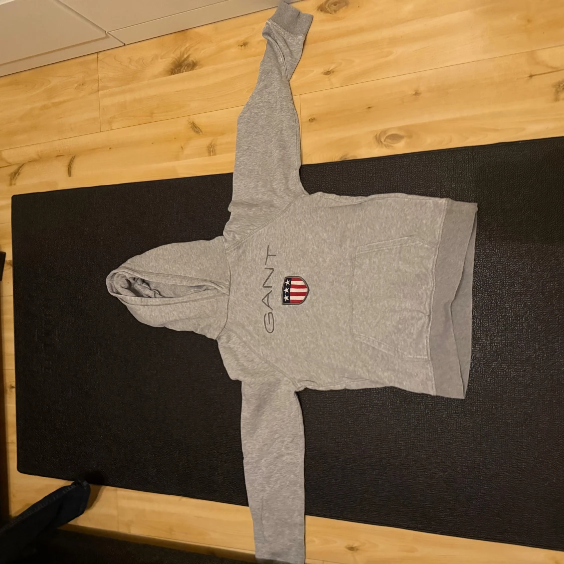 Grå hoodie från GANT med logga