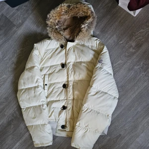 Moncler puffer - Väldigt bra skick för att vara gammal, finns vissa små fläckar och mindre revor lite överallt men inget som gått igenom eller annat, ingen päls saknas Mått, Bröst: ~63CM, Längd: ~70CM, Axlar: ~63CM, Moncler storlek 6 motsvarar XXL men passar mer L/XL, skriv för mer bilder!