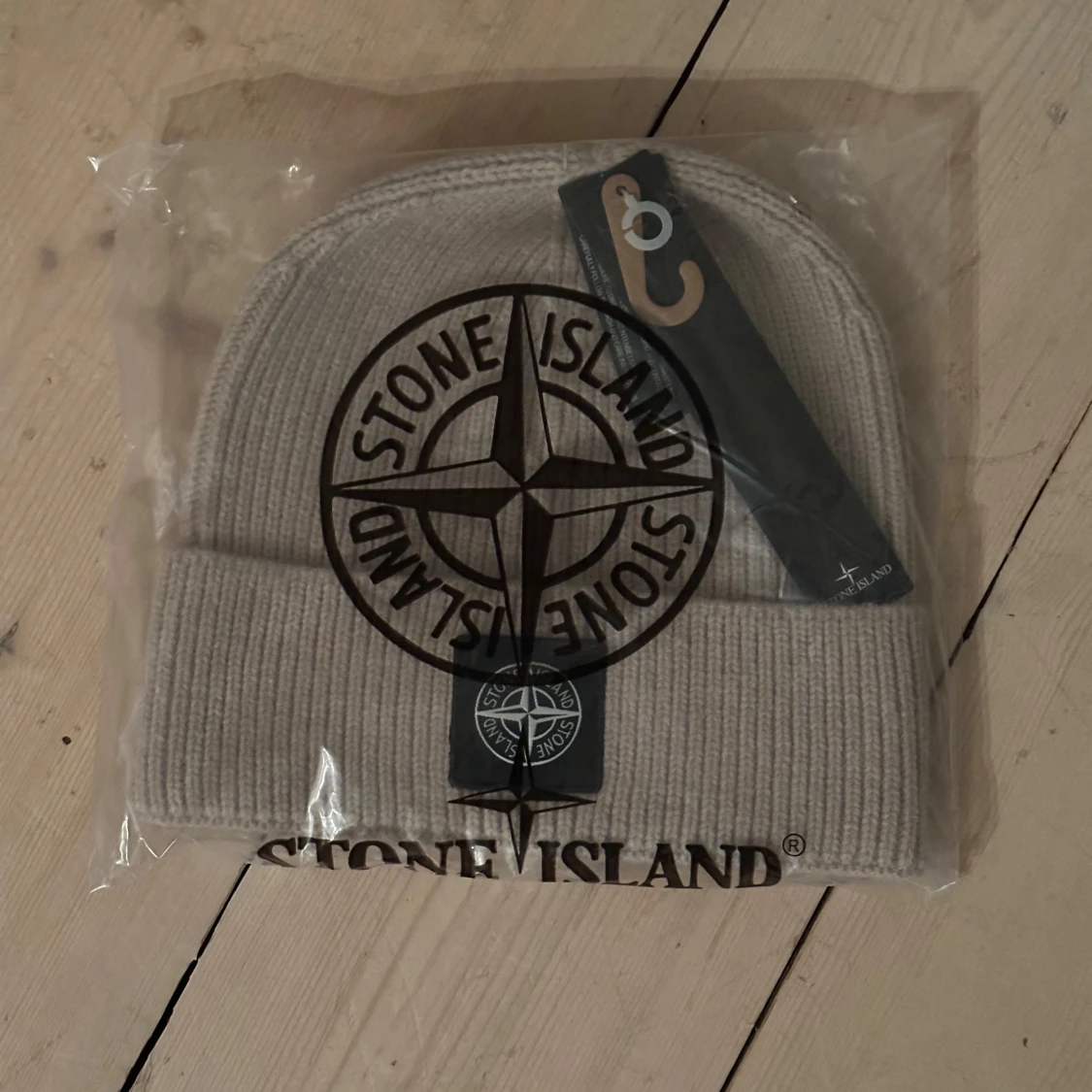Beige/Grå ribbad mössa från Stone Island. - 1