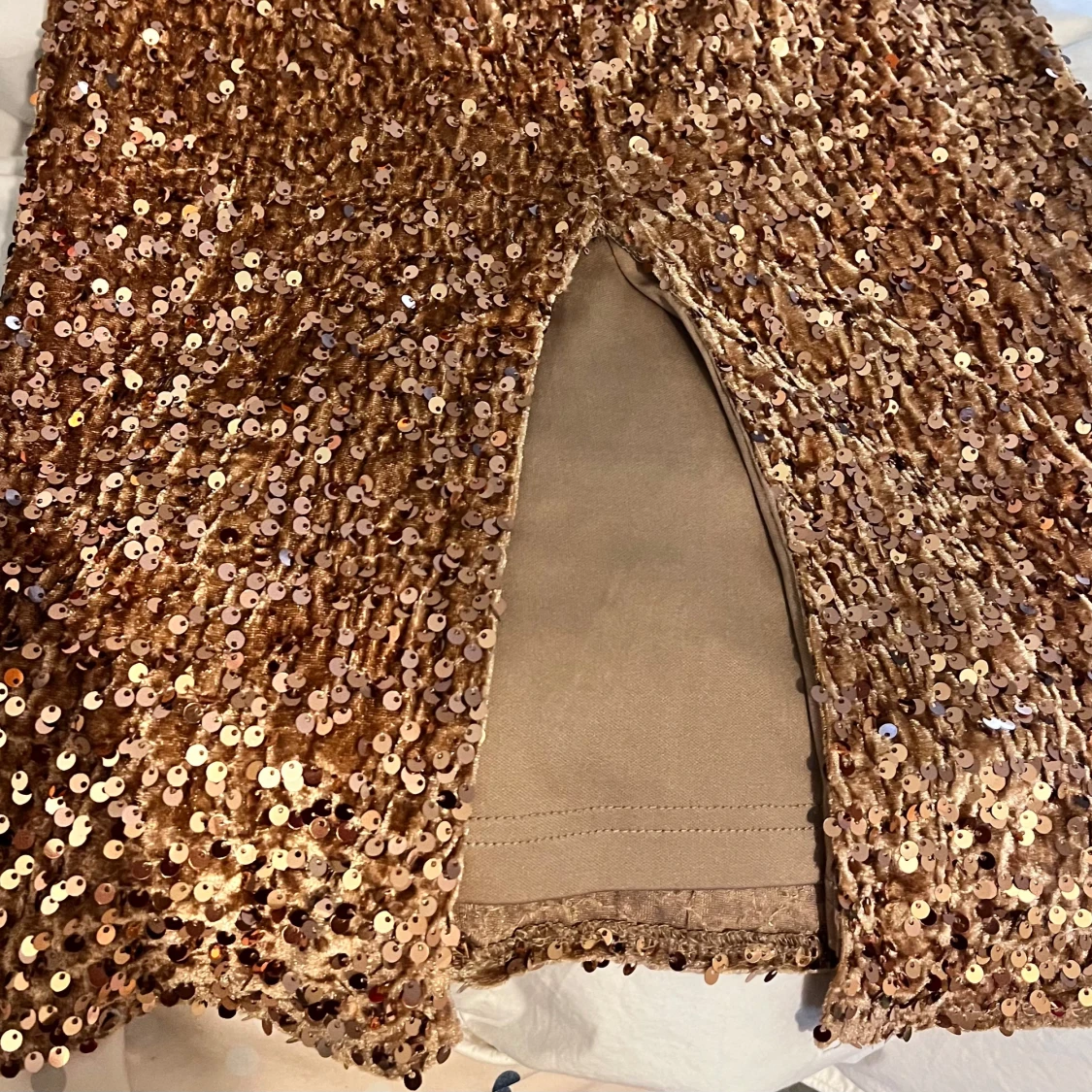 Glittrig guld långklänning med paljetter och 2 presenter  - 4