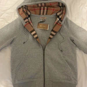 Burberry hoodie - Otroligt snygg, skön och bekväm hoodie i storlek S!⭐️Perfekt nu till hösten och vintern!🍁❄️Utmärkt skick👌aldrig använd!