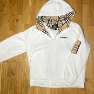 Burberry Zip-Up Hoodie  - Använd men i bra skick✅ , en aning smutsig, Storlek: XL men passar som en L ungefär 📏, skickas inom 1 dag 📦 kontakta gärna för mer info ☺️