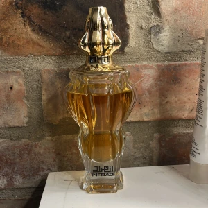 Zimaya Infrad exklusiv parfym - Snygg och unik parfymflaska från Zimaya med namnet Infrad. Perfekt för dig som vill sticka ut med din doftsamling. Flaskan har en lyxig design med gulddetaljer. Lite använd men ingen doft som passar mig. Men annars luktar väldigt gott.