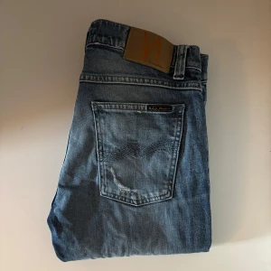 Nudie jeans med slitningar - Jag säljer ett par nudies som är för små för mig. De sitter som måtten och har feta slitningar. Skicket är mycket bra och har inga tecken på användning. Skriv vid fler frågor eller funderingar!
