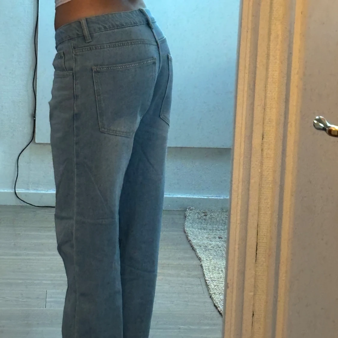 Ljusblå raka jeans med strassdetalj - 2