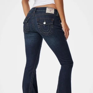 Mörkblå true religon jeans - Säljer mina mörkblå true religon jeans i modellen Joey då de inte används längre. De är ganska nedtill. Skriv för mer bilder❤️