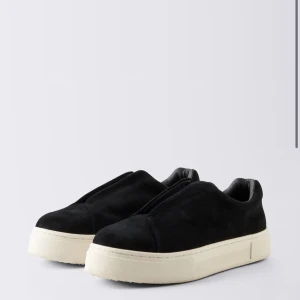 Doja S O suede sneakers Eytys - Säljer nu mina fina Aytys pga att dom är för stora för mig. Dom är sparsamt använda och är i ett väldigt bra skick. Storlek 38. Köpt för 2200kr. Tveka inte om att höra av dig! Fler bilder finns. Priset kan diskuteras. Skorna finns kvar så länge de inte är markerade såld🩷