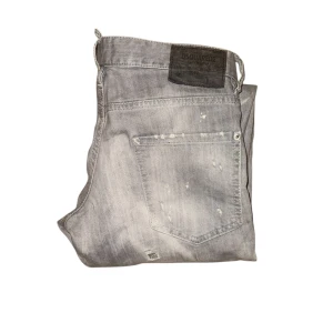 Gråa Dsquared2 Jeans  - Säljer dessa extremt snygga gråa dsquared jeanes storlek 48 inga defekter och väldigt fräscha har jätte snygga slitningar. Hör av er för frågor eller funderingar samt fler bilder kika även min profil för fler feta jeans 🫡