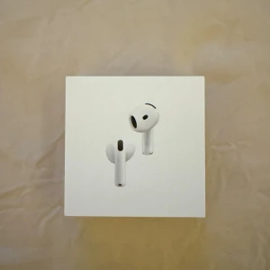 AirPods 4 - Nya Apple AirPods 4 med aktiv brusreducering, levereras i originalförpackning. Kompatibla med USB-C. Perfekt för trådlös musik och samtal. Kartongen är i nyskick, kan även tänka mig sänka priset. 