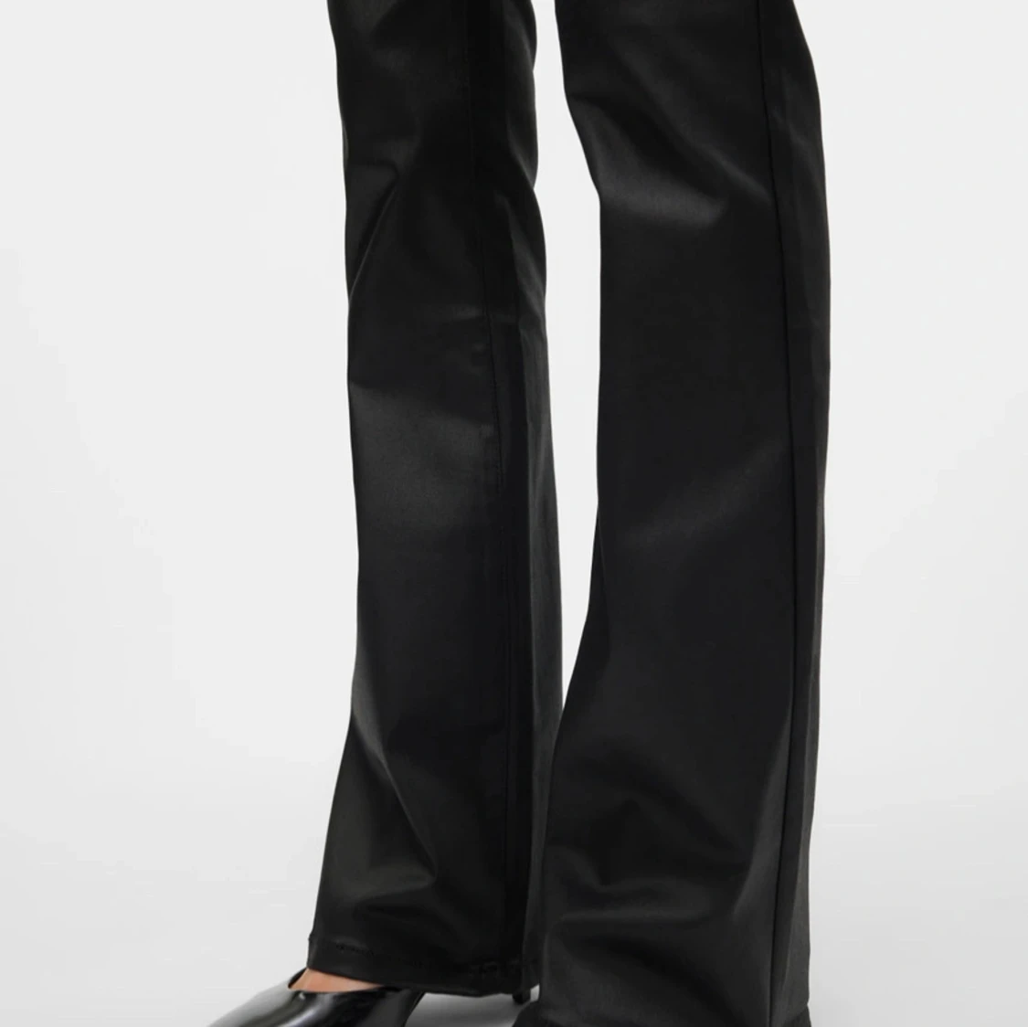 Svarta bootcut byxor i skinnimitation - 4