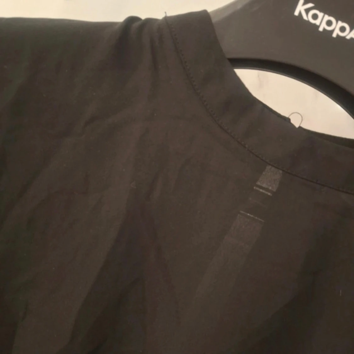 Svart blus med smock och volang - 3