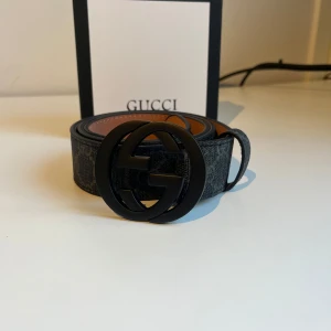 Svart bälte med svart spänne - Snyggt svart bälte med ikoniskt spänne i matt svart metall. Bältet är gjort i skinn. Perfekt accessoar för att lyfta din outfit med en lyxig touch. Med följer box och kvitto. Pris kan diskuteras vid snabb affär✅