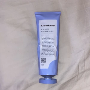 LeaLuo Ice Blue Galaxy Paint - LeaLuo Ice Blue Galaxy Paint är en semi-permanent färgmask för håret i en cool, isblå nyans. Tuben är ljusblå och rymmer 150 ml. Produkten ger intensiv färg och återfuktning med ingredienser som tigergräs, och har en fräsch doft av mint och citron.