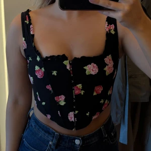 Blommig korsett  - Supersöt korsett från stradivarius. Storlek s, passar nog även xs. I använt skick💕