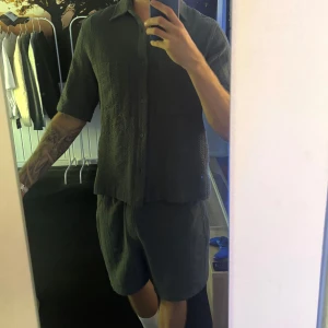 Zara Set | Skjorta & Shorts - Skjorta & Shorts, båda i bra skick! Slutsålt på Zara 