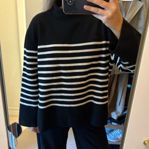 Randig tröja från H&M - Fin tröja från H&M i jätteskönt material💕 strl s.