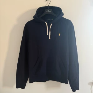Polo Ralph Lauren hoodie - Säljer en marinblå hoodie från Polo Ralph Lauren | skick 8/10 enligt min bedömning | storlek medium | hör av er vid eventuella frågor eller funderingar// mallegarderoben.
