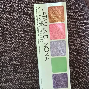 Natasha Denona Mini Pastel Palette - Säljer en Natasha Denona Mini Pastel Palette med fem ögonskuggor i skimrande guld, rosa, lila, grön och lavendel. Paletten är kompakt och perfekt att ta med. Färgerna är pigmenterade och har en mjuk, krämig formula som är enkel att blanda.